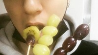 Sungjin merayakan White Day dengan memamerkan sate anggur yang dicelupkan ke dalam cokelat yang sedang ia nikmati. Foto: Instagram @day6kilogram