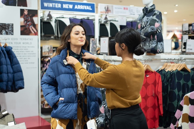 Untuk pilihan busana, aktris 30 tahun ini memang lebih memilih sesuatu yang versatile atau multiguna. Mudah dipadu-padankan dengan berbagai item. Foto: Dok. Uniqlo Indonesia