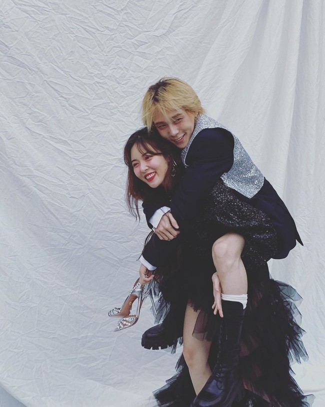 Untuk pertama kalinya, pandanganku kabur dan aku pingsan. Aku pikir itu hanya gejala serangan panik  tapi setelah dokter di rumah sakit universitas memeriksa gelompang otakku, aku didiagnosa vasovagal syncope. Aku langsung merasa blank, tulisnya tentang kondisi yang membuatnya bisa pingsan tiba-tiba karena sebuah pemicu. (Foto: Instagram @hyuna_aa)