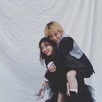 Untuk pertama kalinya, pandanganku kabur dan aku pingsan. Aku pikir itu hanya gejala serangan panik  tapi setelah dokter di rumah sakit universitas memeriksa gelompang otakku, aku didiagnosa vasovagal syncope. Aku langsung merasa blank, tulisnya tentang kondisi yang membuatnya bisa pingsan tiba-tiba karena sebuah pemicu. (Foto: Instagram @hyuna_aa)