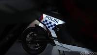 Sama seperti motor polisi pada umumnya, motor listrik tersebut juga didominasi dengan warna biru dan putih. 