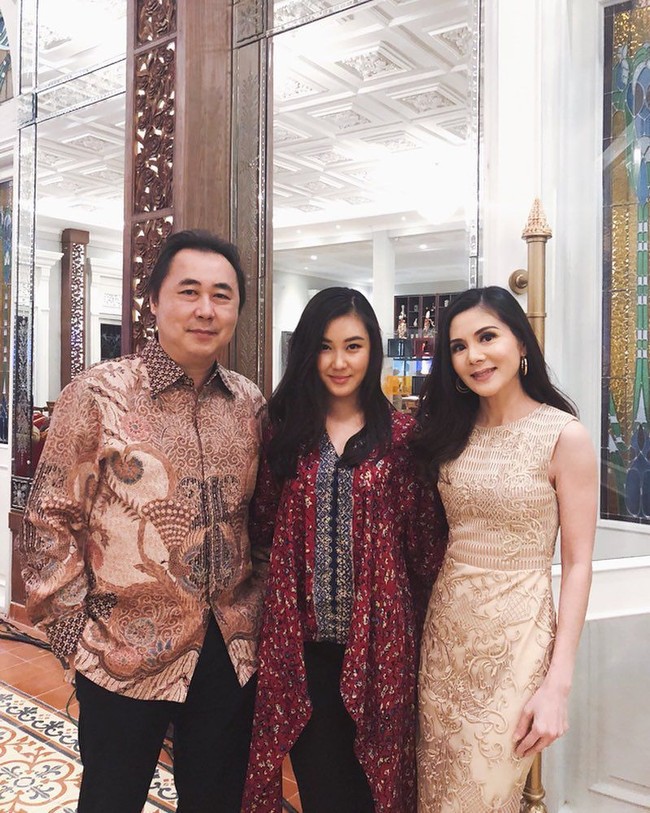 Di beberapa kesempatan, Karena juga mengenakan batik. Salah satunya dalam acara pembukaan Ramada Suites Hotel Solo bersama kedua orangtunya ini. Foto: Instagram @karbearv