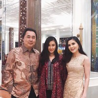 Di beberapa kesempatan, Karena juga mengenakan batik. Salah satunya dalam acara pembukaan Ramada Suites Hotel Solo bersama kedua orangtunya ini. Foto: Instagram @karbearv