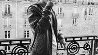 Caffeine addict tulis Ryochin pada keterangan foto ini. Ia berpose di balkon gedung bertingkat sambil menikmati kopi. Foto ini diambil saat Ryochin sedang ada di Paris. Foto: instagram @ryochin424