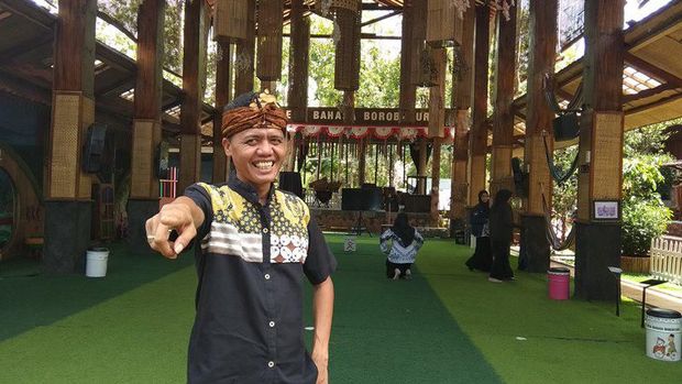 Tak Ada Papan Tulis di Desa Bahasa yang Inspiratif Ini