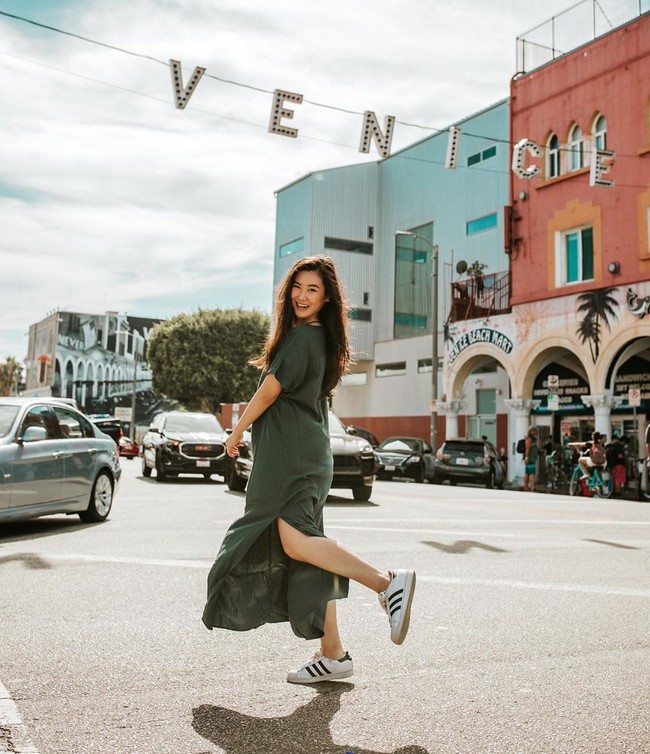 Tapi di foto-foto lainnya, Karen tampak lebih sering tampil kasual di keseharian atau ketika pergi liburan. Dalam foto liburannya ke Amerika Serikat, ia terlihat mengenakan dress hijau dengan sepatu sneakers. Foto: Instagram @karbearv