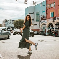 Tapi di foto-foto lainnya, Karen tampak lebih sering tampil kasual di keseharian atau ketika pergi liburan. Dalam foto liburannya ke Amerika Serikat, ia terlihat mengenakan dress hijau dengan sepatu sneakers. Foto: Instagram @karbearv