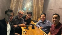 Ryochin tampaknya sudah sering ke Indonesia dan kenal dekat dengan beberapa publik figur. Salah satunya Erick Thohir yang ikut sntai sambil makan di restoran Jepang. Foto: instagram @ryochin424