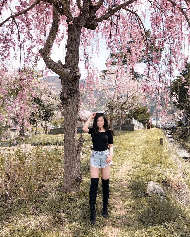 Kali ini anak dari Presiden Direktur Sun Motor Group Hartono Hosea tersebut tampil lebih maksimal dengan high knee boots. Sepatu tersebut melengkapi padanan kaus dan celana jeans pendek yang simpel ketika liburan ke Jepang. Foto: Instagram @karbearv