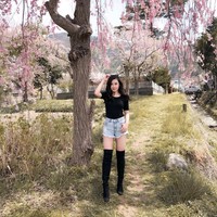 Kali ini anak dari Presiden Direktur Sun Motor Group Hartono Hosea tersebut tampil lebih maksimal dengan high knee boots. Sepatu tersebut melengkapi padanan kaus dan celana jeans pendek yang simpel ketika liburan ke Jepang. Foto: Instagram @karbearv