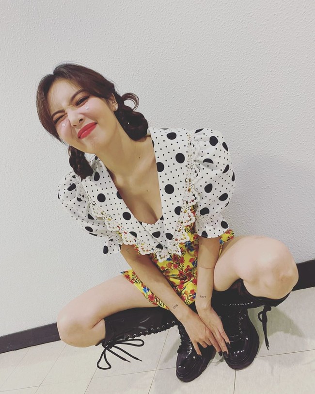 Namun, kini mantan personel 4Minute itu memilih untuk mengungkapnya karena tak mau lagi menutupi. Aku akan berusaha sebaik mungkin untuk bersikap positif tapi orang tidak bisa sempurna. Aku pikir aku tidak terlambat dan aku ingin mencintai dan merawat diriku sendiri. Dan aku akan terus menjadi berani dan jujur, katanya. (Foto: Instagram @hyuna_aa)