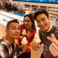 Di Korea Selatan, pasangan artis yang memiliki banyak penggemar itu bahkan sempat berkeliling di kantor SM Town dan bertemu dengan Choi Siwon.  Foto: dok. Instagram