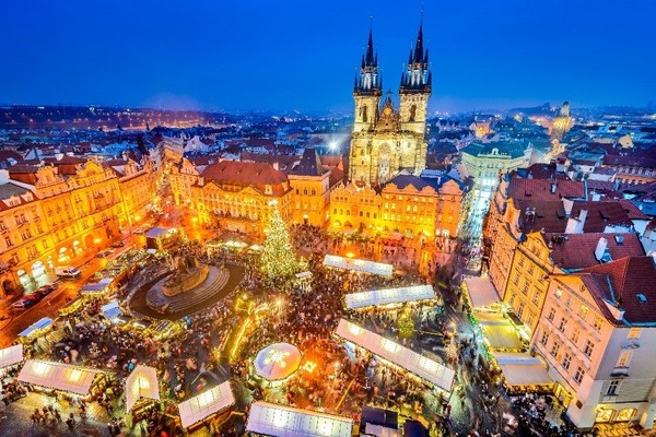 Nikmati perayaan Natal ala Ceko yang autentik di Pasar Natal di Alun-alun Kota Tua Praha, salah satu pasar paling indah dan semarak di negeri ini dengan banyak tarian dan pertunjukan paduan suara untuk menghibur pengunjung (Agoda)