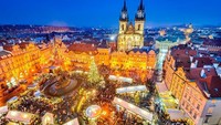 Nikmati perayaan Natal ala Ceko yang autentik di Pasar Natal di Alun-alun Kota Tua Praha, salah satu pasar paling indah dan semarak di negeri ini dengan banyak tarian dan pertunjukan paduan suara untuk menghibur pengunjung (Agoda)