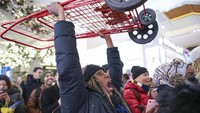 Demi dapat berbelanja dengan promo dan diskon yang gila-gilaan di saat Black Friday, tak sedikit warga yang datang lebih awal ke sejumlah toko agar tak ketinggalan promo maupun diskon belanja tersebut. Kena Betancur/Getty Images.