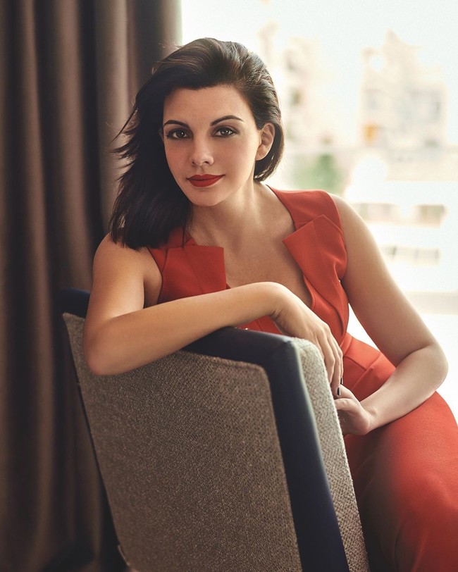 Di usia yang terbilang muda, Thaleia terbilang berprestasi di bidang akademi. Memegang gelar sarjana hukum dan komunikasi, Thelia saat ini sedang menuntaskan studi doktoral di bidang hukum properti. Sudah cukup lama pula ia berkecimpung di dunia marketing dengan menjabat posisi senior di sejumlah perusahaan sejak 10 tahun lalu. (Foto: Instagram/@thaleiavoguegr)