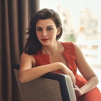 Di usia yang terbilang muda, Thaleia terbilang berprestasi di bidang akademi. Memegang gelar sarjana hukum dan komunikasi, Thelia saat ini sedang menuntaskan studi doktoral di bidang hukum properti. Sudah cukup lama pula ia berkecimpung di dunia marketing dengan menjabat posisi senior di sejumlah perusahaan sejak 10 tahun lalu. (Foto: Instagram/@thaleiavoguegr)