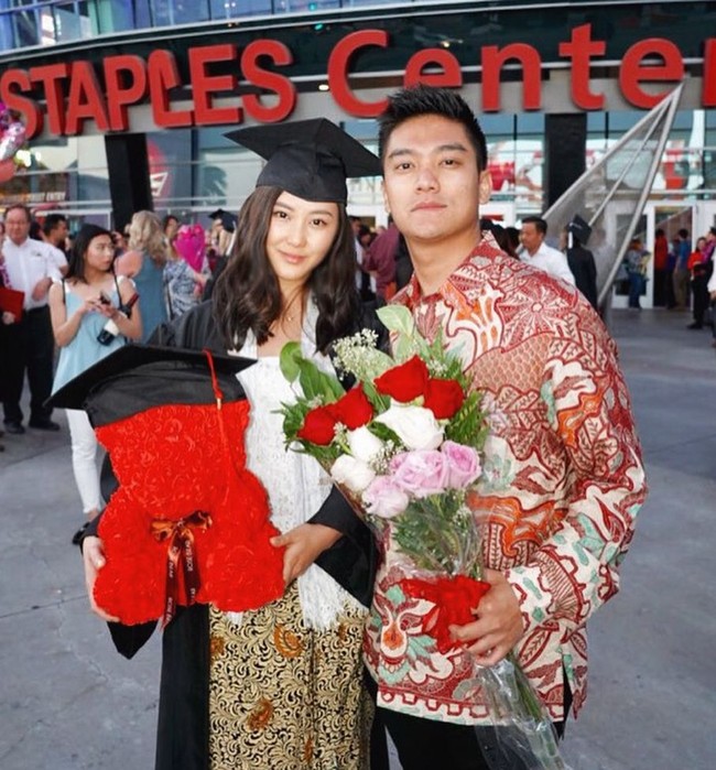 Namun Boy menjelaskan bahwa alasan pernikahannya dengan Karen batal bukan karena ada sesuatu yang kurang atau salah dalam diri Karen atau keluarganya, melainkan karena Boy yang mungkin belum siap. Kalau ngomong jujur-jujuran ya, dari dalam lubuk hati paling dalam, gue belum ada pikiran ke arah sana, terang Boy. Foto: Instagram @karbearv