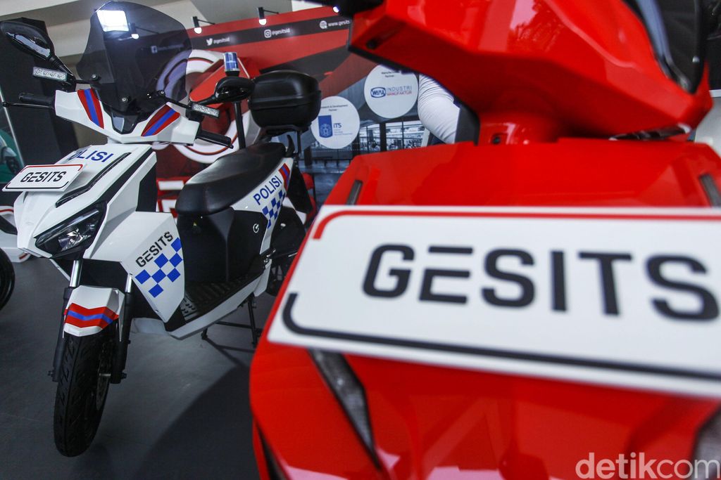 Motor listrik kini mulai dikenali masyarakat, tak ketinggalan ada motor polisi bertenaga listrik mejeng di IIMS Moto Bike, Istora, Jakarta, Jumat (29/11/2019). Motor pak polisi ini dibuat oleh Gesits.