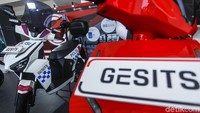 Motor polisi itu mejeng bersama motor Gesits lainnya.