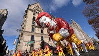 Balon berbentuk maskot McDonald, Ronald, bahkan turut hadir memeriahkan acara Parede Hari Thanksgiving di Kota New York itu. Michael Loccisano/Getty Images.