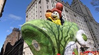 Selain momen berkumpul bersama sambil memakan kalkun, Macys Thanksgiving Day Parade ini pun jadi salah satu yang paling dinanti oleh warga setiap tahunnya lho, karena selain menampilkan berbagai balon karakter animasi favorit, parade ini juga dimeriahkan dengan penampilan dari sejumlah artis dunia. Michael Loccisano/Getty Images.