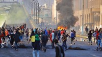 Sebanyak 27 demonstran antipemerintah tewas ditembak mati oleh pasukan keamanan Irak dalam sehari. Kerusuhan di Ibu kota dan wilayah selatan Irak terus meningkat setelah pembakaran gedung konsulat Iran. Anmar Khalil/AP Photo.