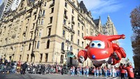 Berbagai penampilan menarik di parade tersebut membuat warga Kota New York tak sabar untuk berdiri paling depan di barisan yang telah disediakan untuk menyaksikan langsung dan mengabadikan momen Macys Thanksgiving Day Parade tersebut. Theo Wargo/Getty Images.
