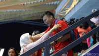 Timnas Polo Air Indonesia putra juga melakukan perayaan dengan suporter yang hadir di Aquatics Center New Clark City.
