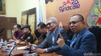 Satu persatu para pembicara memaparkan pendapatnya.