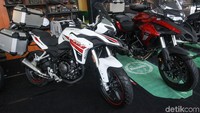 Benelli TRK 251 (kiri) mengusung mesin 250 cc satu silinder DOHC. Sedangkan Benelli TRK 502 (kanan) dibekali mesin berkapasitas 499,6 cc dua silinder.