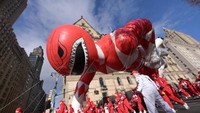 Tiga tahun setelah parade tersebut mulai diselenggarakan, tepatnya pada tahun 1927, balon berukuran raksasa mulai hadir untuk memeriahkan parade tersebut. Pada awalnya beragam balon raksasa itu dihadirkan untuk menggantikan berbagai hewan dari Kebun Binatang Central Park. Michael Loccisano/Getty Images.