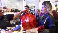 Selain itu pakaian, sepatu, hingga berbagai aksesoris lainnya juga turut menjadi favorit warga saat berbelanja di momen Black Friday. Diane Bondareff/AP Images for Macys.