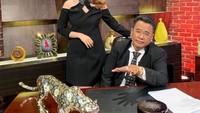 Selain sosok Nurbaini Jannah, Shella O juga jadi asisten Hotman Paris di acara yang digawangi pengacara kondang dan parlente itu. Wanita cantik yang satu ini, memang akrab dengan Hotman. Foto: Instagram @shellao.id