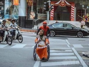 Viral Pria 50 Tahun Pakai Kostum Spiderman Demi Biayai Obat Istri