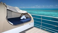 Pengunjung bisa menikmati pemandangan laut sambil bersantai. Suasana yang tenang dan nyaman bisa Anda dapat di sini. (Reefsuites/handout)