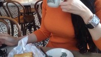 Di Kopi Tiam, Shella pilih menu kopi hingga roti panggang sebagai menu ngemilnya di sore hari. Foto: Instagram @shellao.id