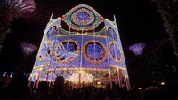 Christmas Wonderland tahunan Singapura akan membuat siapapun terkagum di tengah-tengah Gardens by the Bay yang ikonik. Rasakan semarak Natal saat Anda memasuki area pasar yang memikat yang penuh dengan patung cahaya dan sebuah Pohon Natal luminarie tertinggi di Asia (Agoda)