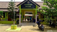 Meski memiliki keterbatasan karena tak memiliki dua kaki sejak lahir, Hikmat, panggilan akrabnya, tak patah semangat untuk mendidik anak-anak muridnya di SLB Negeri Batang, Kabupaten Batang, Jawa Tengah.