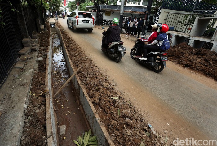 Potret Tumpukan Tanah Galian Yang Menutupi Jalan Di Cikini