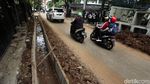 Potret Tumpukan Tanah Galian yang Menutupi Jalan di Cikini