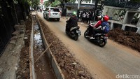 Warga pun menyoroti kondisi jalan di kawasan Cikini itu yang di sisi-sisinya nampak terlihat tumpukan tanah bekas galian yang belum diangkat.