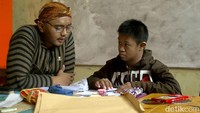 Muhamad Hikmat (26) merupakan seorang guru di SLB Negeri Batang, Kabupaten Batang, Jawa Tengah, Jumat (29/11/2019).