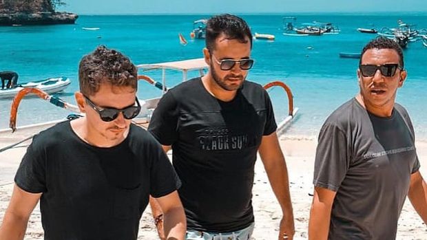 LOrenzo sempat main ke pantainya