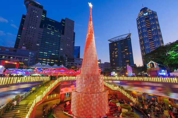 Diakui karena skalanya yang besar dan dekorasi bertema Natal yang paling indah di negara ini, Christmasland di Taipei menampilkan Pohon Natal tertinggi di Taiwan dan kegiatan yang menyenangkan untuk segala usia termasuk wahana, permainan karnaval, dan konser (Agoda)