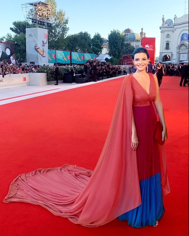 Sebagai fashionista dan figur publik, Thaleia Karafyllidou sesekali muncul di ajang internasional. Belum lama ini, ia menghadiri Venice Film Festival dalam balutan gaun merah Armani yang dilengkapi cape panjang dramatis. (Foto: Instagram/@thaleiavoguegr)