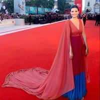 Sebagai fashionista dan figur publik, Thaleia Karafyllidou sesekali muncul di ajang internasional. Belum lama ini, ia menghadiri Venice Film Festival dalam balutan gaun merah Armani yang dilengkapi cape panjang dramatis. (Foto: Instagram/@thaleiavoguegr)