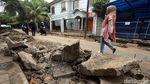 Potret Tumpukan Tanah Galian yang Menutupi Jalan di Cikini