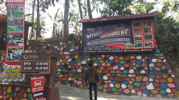 Tak Ada Papan Tulis di Desa Bahasa yang Inspiratif Ini