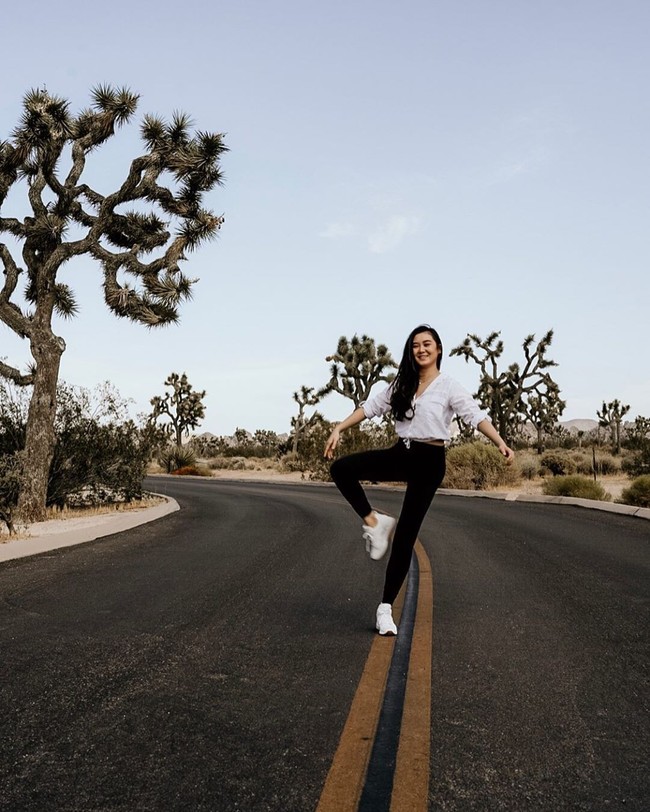 Di unggahan lain, Karen Vandela tampil memadukan blus putih dengan celana jeans hitam dan sneakers putih yang minimalis dan nyaman.Foto: Instagram @karbearv